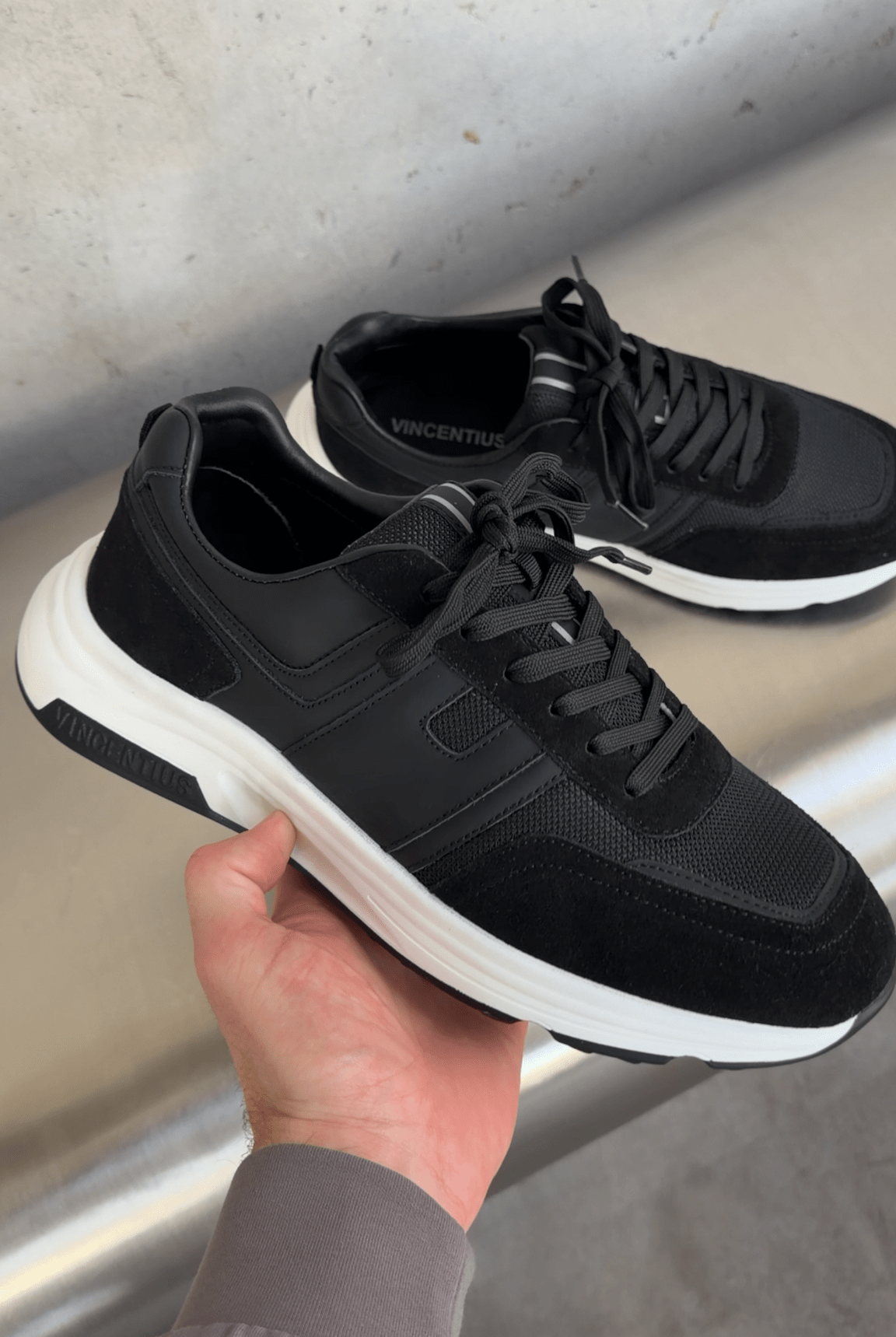 V001 Runner - Black/Black - Vincentius