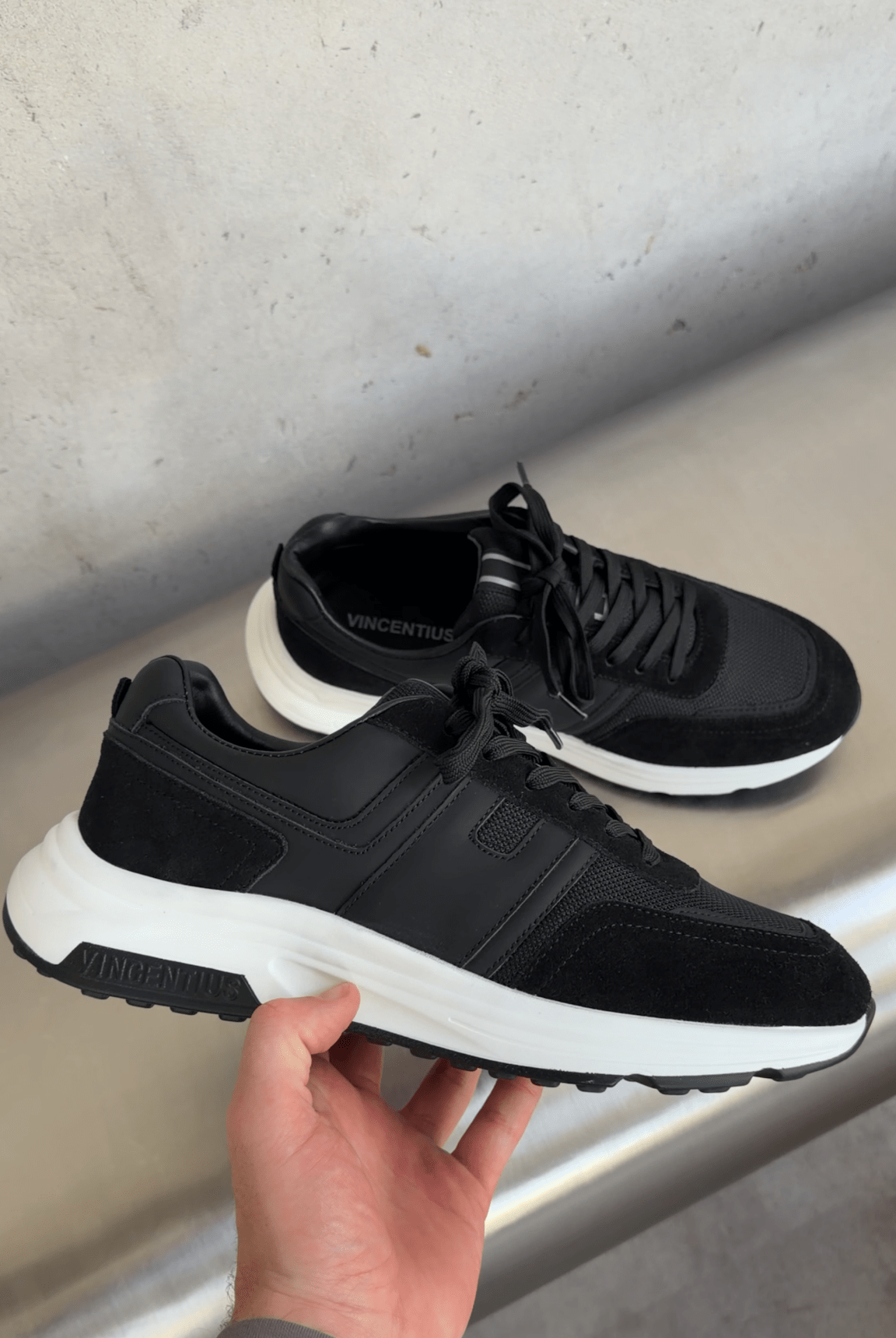 V001 Runner - Black/Black - Vincentius