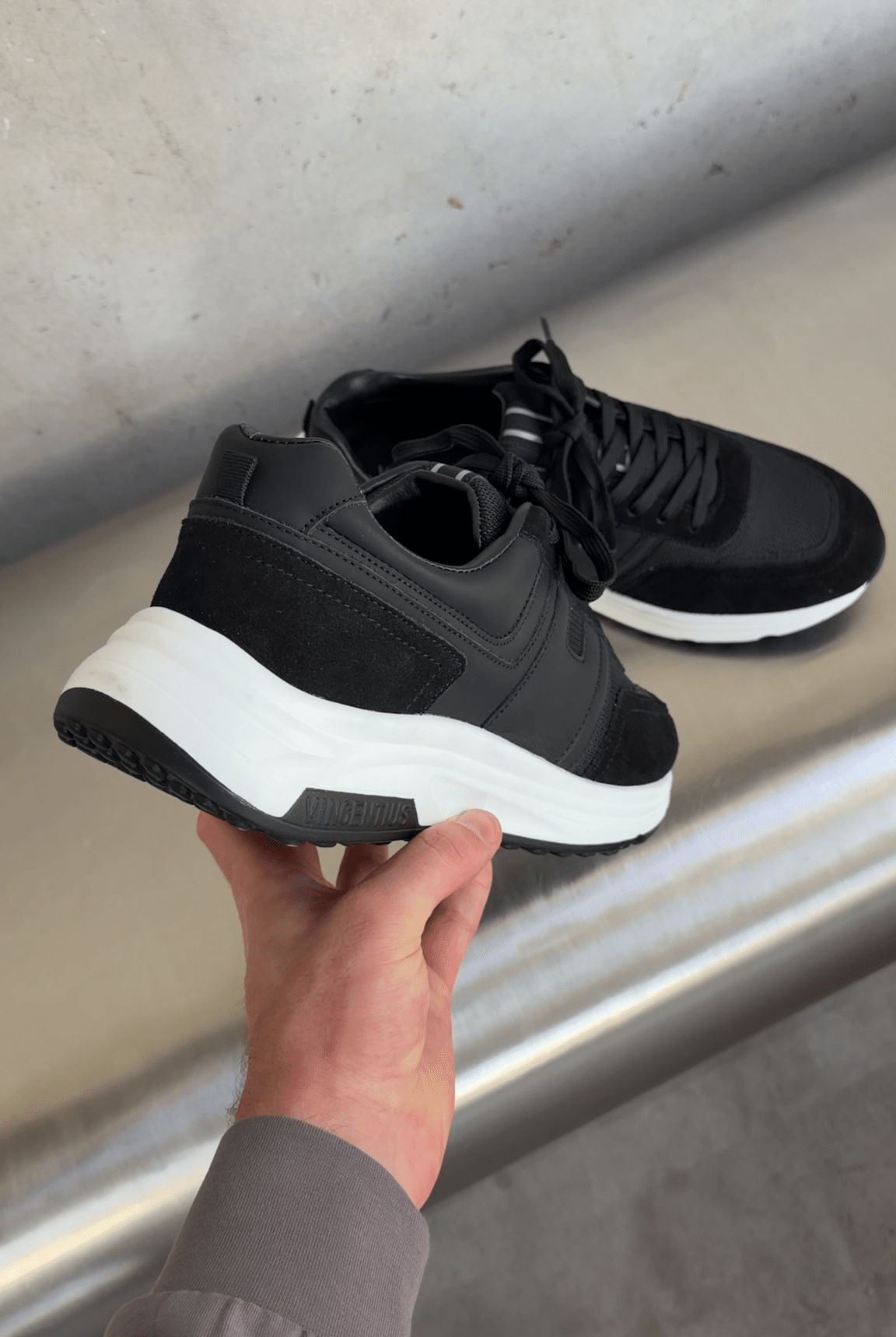 V001 Runner - Black/Black - Vincentius