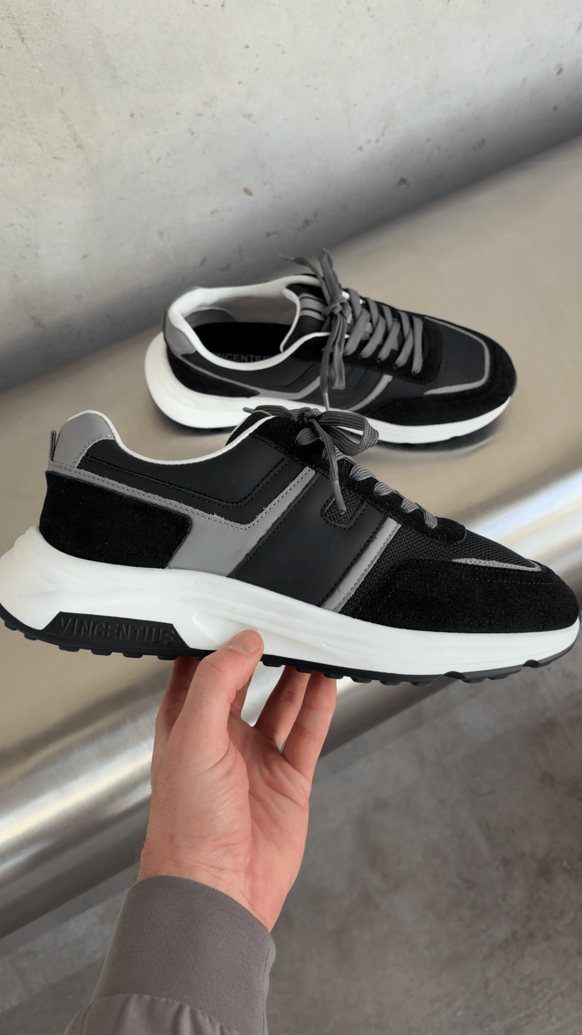 V001 Runner - Black/Grey - Vincentius